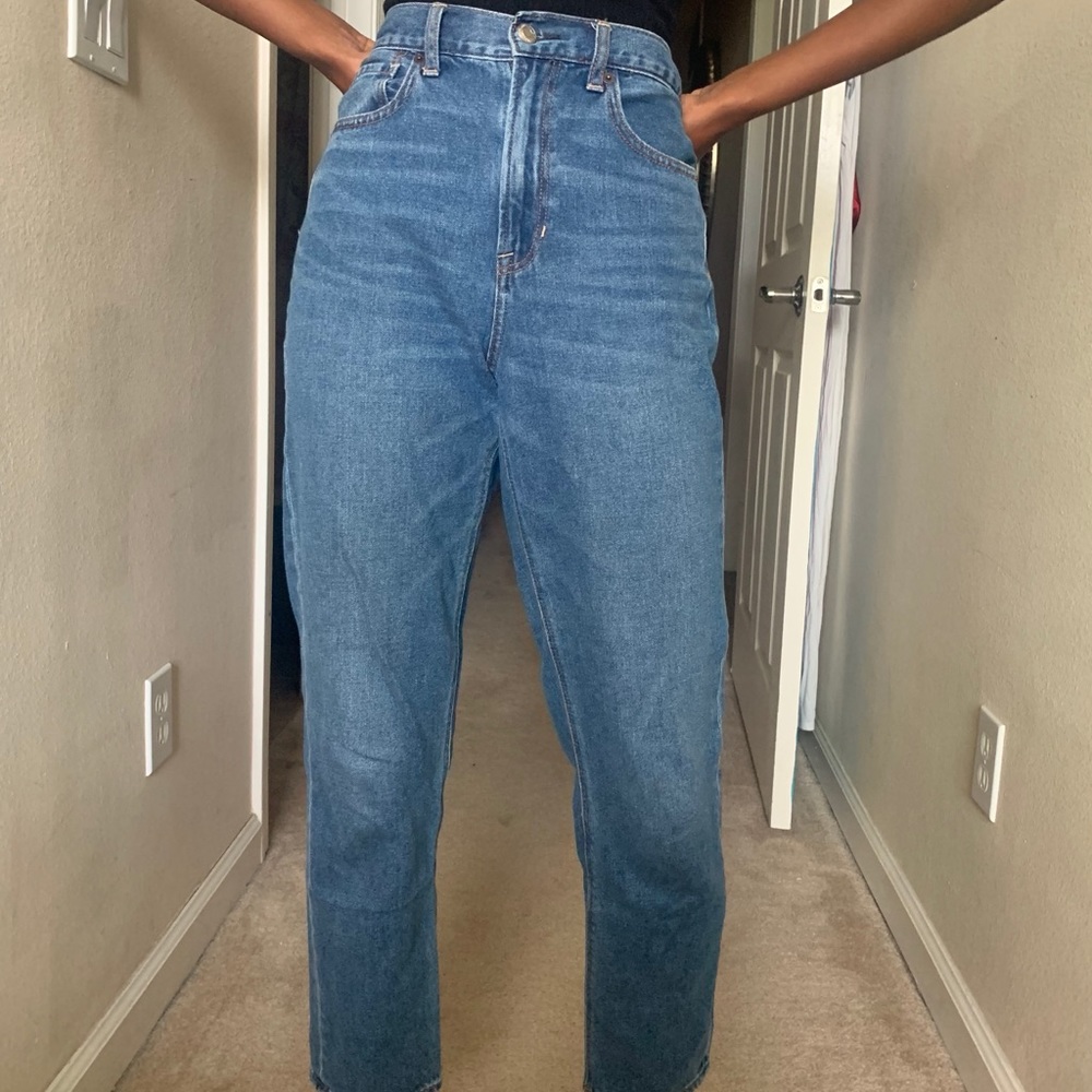 High rise medium wash American Eagle mom jeans